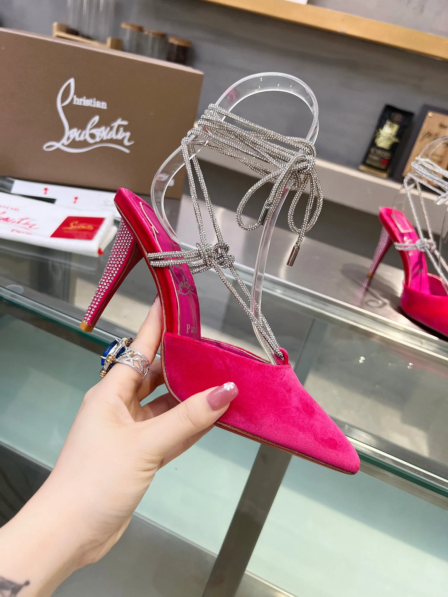 👟👟Ex-factory price 640👟👟 Christian Louboutin CL red-soled shoes‖ Globally limited edition! Blessings from Las Vegas❤ Inspired by the colorful neon of Las Vegas🎆 Handmade, exquisite craftsmanship❗Collectible work❗ Absolutely eye-catching presence🌟 The crystal strap wraps around the ankle and the heel is embellished with Czech diamonds. Sparkling like the stars of the Milky Way, fashionable and avant-garde, very exquisite, too beautiful, too beautiful, too beautiful. Stiletto fashion sandals are simply irresistible to the sexy goddess, releasing invincible femininity. The gorgeous red sole is like the red carpet that the queen walks on when she ascends to the top. The aura is fully activated in every minute, no matter in love or in the workplace, it is extremely attractive and full of femininity! Suitable for all kinds of gatherings 💎 Unbeatable classic, all original one-to-one mold customization 🍳Fabric: original material 🍳Inner: imported soft sheepskin lining feet 🍳Outsole: original genuine leather sole 🍳Heel height: 8.5cm 🍳Color: silver, classic black, pink 🍳Size : 35-39 (40/41/42/43 customized, non-returnable) standard code 🍳Packing: with cloth bag, card